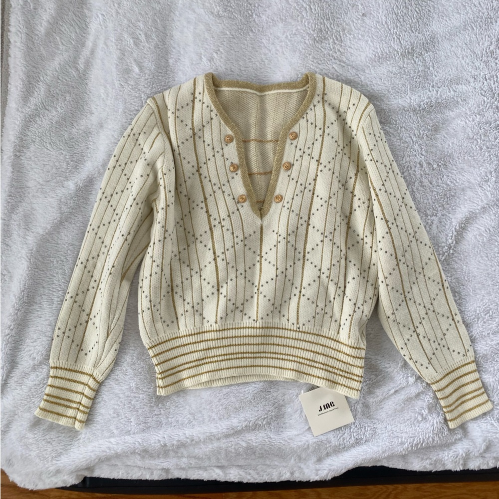 Cute detail sweater